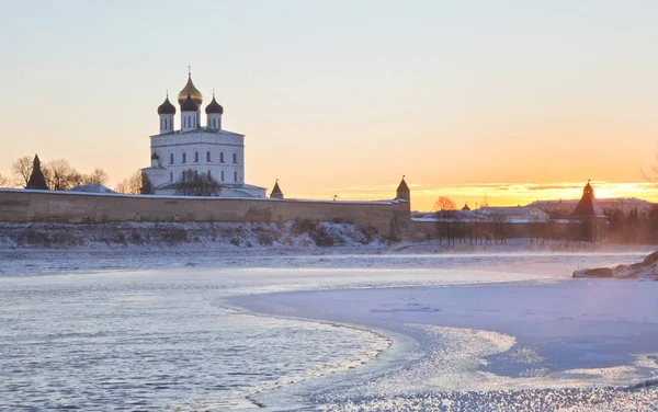 Dawn op de oude stad van Pskov Kremlin — Stockfoto