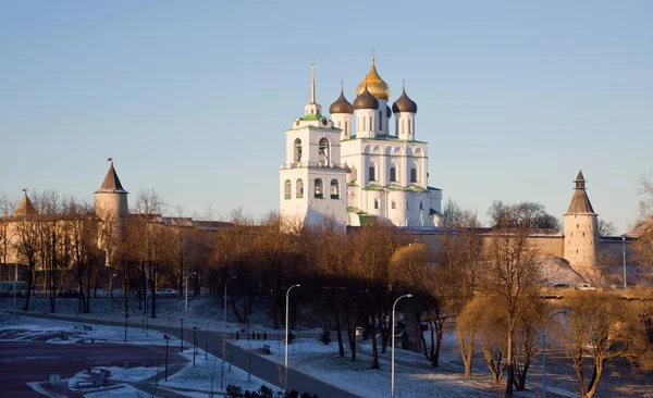 Paseo por Pskov, la Catedral de la Trinidad y el Kremlin — Foto de Stock