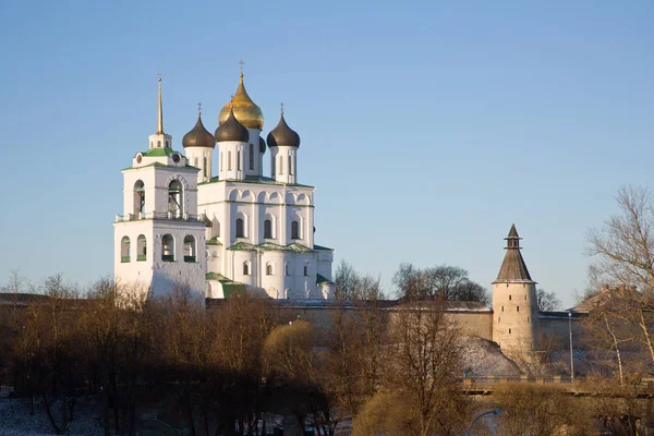 Gå igenom Pskov, Trefaldighetskyrkan och Kreml — Stockfoto