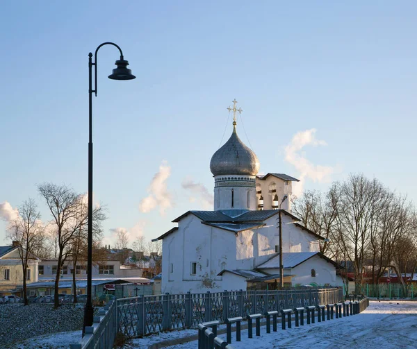 Gå igenom Pskov, kyrkan St Peter och Paul — Stockfoto