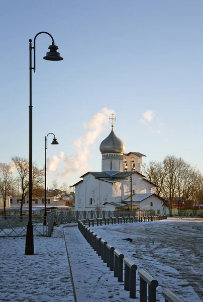 Séta Pskov, templom Szent Péter és Pál — Stock Fotó