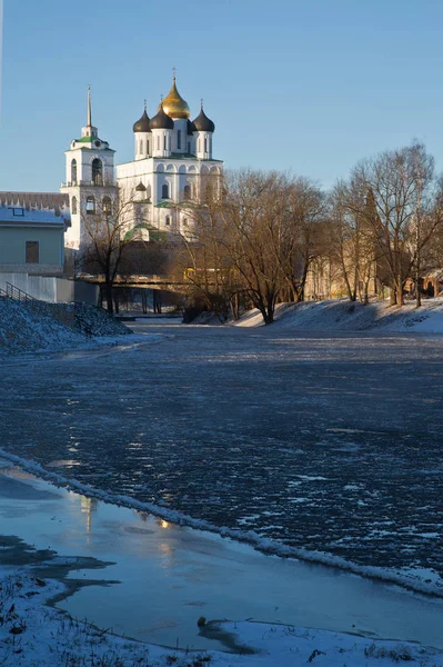 Passeggiata attraverso Pskov, Cattedrale della Trinità e Cremlino — Foto Stock