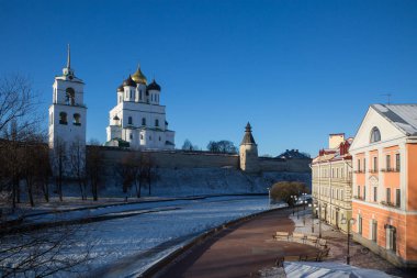 Merkezi, Pskov içinde Trinity Katedrali ve Quay yürümek