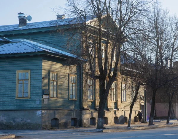 プスコフ センター通りのソビエトの古い家の中を歩く — ストック写真