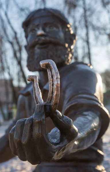 Paseo en el centro de Pskov, escultura urbana Herrero — Foto de Stock