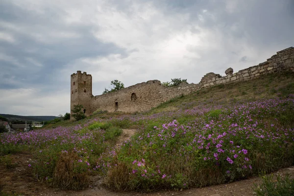 Muralla y torre de la antigua fortaleza Kafa en Teodosia — Foto de Stock