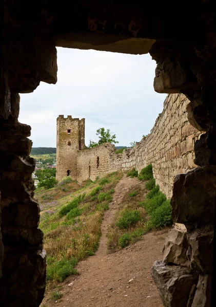 Parede e torre da antiga fortaleza Kafa em Feodosia — Fotografia de Stock