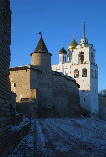 Attraktion - Pskov Kreml och Trefaldighetskyrkan — Stockfoto