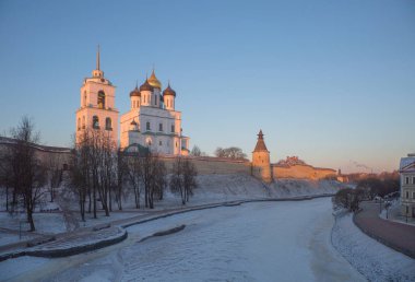 Pskov Kremlin güneşin ilk ışınlarının kış