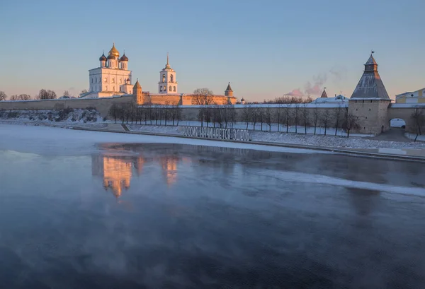 Псковский Кремль зимой в первых лучах солнца — стоковое фото