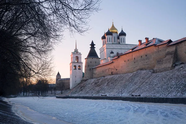 Pskov Kremlin en el invierno en los primeros rayos del sol — Foto de Stock