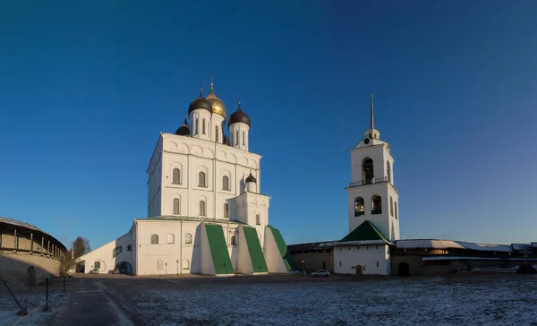 Псковский Троицкий собор и колокольня в Кремле — стоковое фото