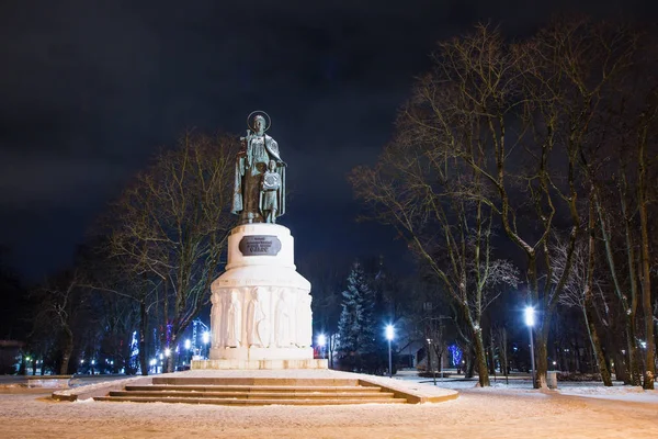 Tarde Pskov, monumento a la Gran Duquesa Olga — Foto de Stock