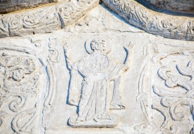 St. George's Katedrali, oyma özellikleri beyaz taş