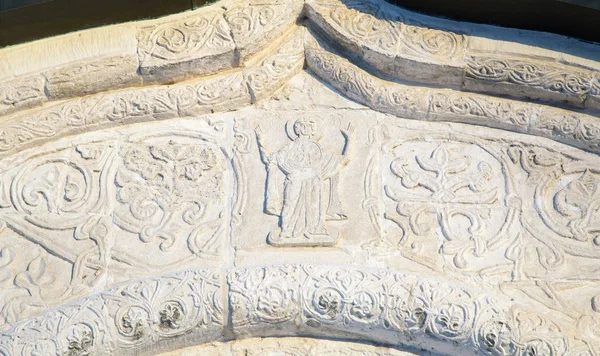 Características talla en piedra blanca en la Catedral de San Jorge — Foto de Stock