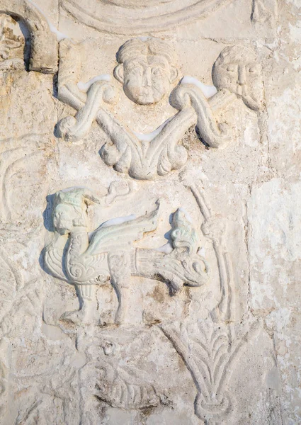 Características talla en piedra blanca en la Catedral de San Jorge — Foto de Stock