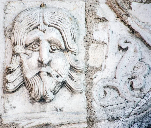 Características talla en piedra blanca en la Catedral de San Jorge — Foto de Stock