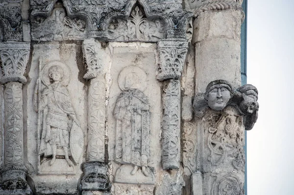 Características talla en piedra blanca en la Catedral de San Jorge — Foto de Stock