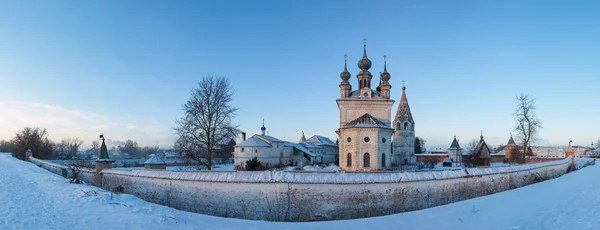 Монастырь Святого Архангела Михаила в Юрьево-Польском рано утром — стоковое фото