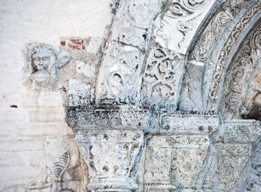 St. George's Katedrali, oyma özellikleri beyaz taş