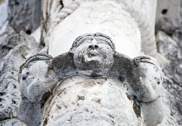 Caractéristiques sculpture sur pierre blanche à la cathédrale Saint-Georges — Photo