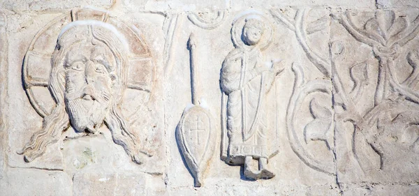Características talla en piedra blanca en la Catedral de San Jorge — Foto de Stock