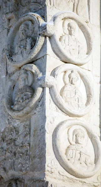 Características talla en piedra blanca en la Catedral de San Jorge — Foto de Stock