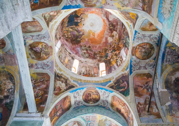 内部绘画的圣乔治教堂在 Yuryev 波斯 — 图库照片