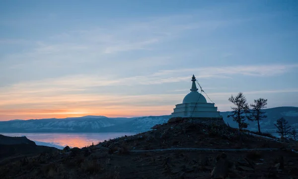 Boeddhistische stoepa van verlichting op het eiland van Ogo op Baikal — Stockfoto