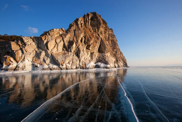 Winter Baikal met duidelijke ijs en reflectie van rotsen — Stockfoto