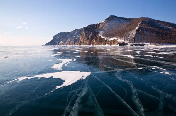 Baikal zima z jasne lodu i odbicie skał — Zdjęcie stockowe