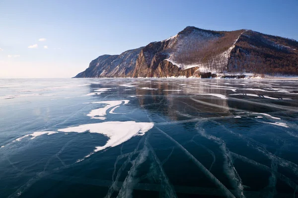 Winter Baikal met duidelijke ijs en reflectie van rotsen — Stockfoto