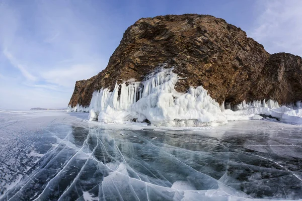 Baïkal d'hiver avec glace claire et réflexion des roches — Photo