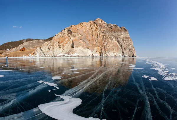 Baikal invernale con ghiaccio chiaro e riflesso di rocce — Foto Stock