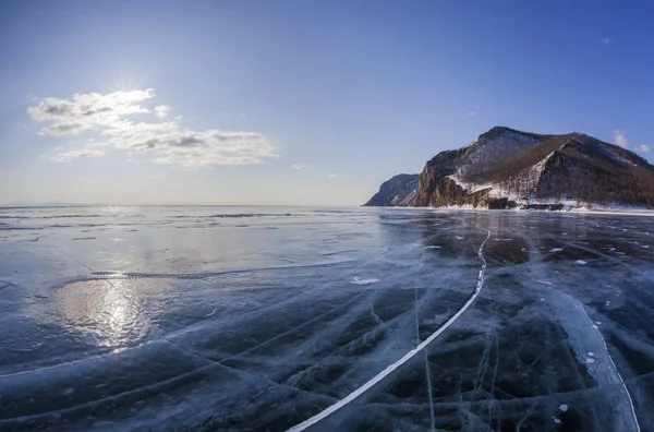 Winter Baikal met duidelijke ijs en reflectie van rotsen — Stockfoto