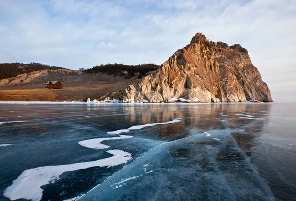 Baïkal d'hiver avec glace claire et réflexion des roches — Photo