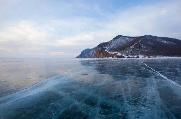 Invierno Baikal con hielo claro y reflejo de rocas — Foto de Stock