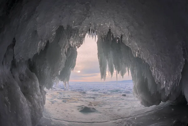 Grotte di ghiaccio del lago invernale Baikal — Foto Stock