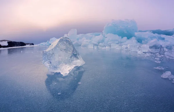 Belo gelo no lago de inverno Baikal — Fotografia de Stock