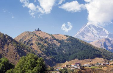 Bir görünümü Kazbek Dağı ve t Gergetsky Manastırı