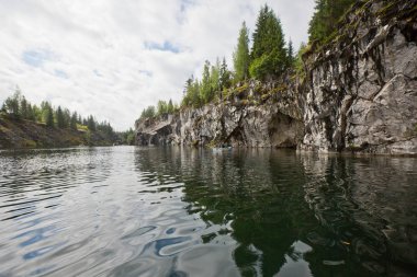 Ruskeala mermer kanyon boyunca bir yürüyüş