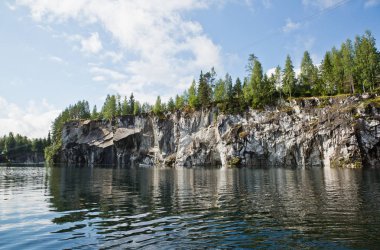 Ruskeala mermer kanyon boyunca bir yürüyüş