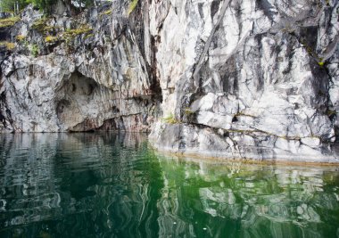 Ruskeala mermer kanyon boyunca bir yürüyüş