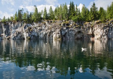 Ruskeala mermer kanyon boyunca bir yürüyüş