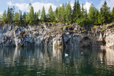 Ruskeala mermer kanyon boyunca bir yürüyüş