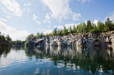 Ruskeala mermer kanyon boyunca bir yürüyüş