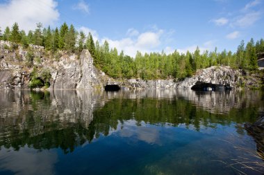 Ruskeala mermer kanyon boyunca bir yürüyüş