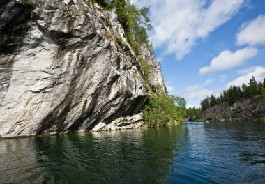 Ruskeala mermer kanyon boyunca bir yürüyüş