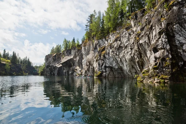 Ruskeala mermer kanyon boyunca bir yürüyüş