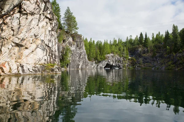 Ruskeala mermer kanyon boyunca bir yürüyüş